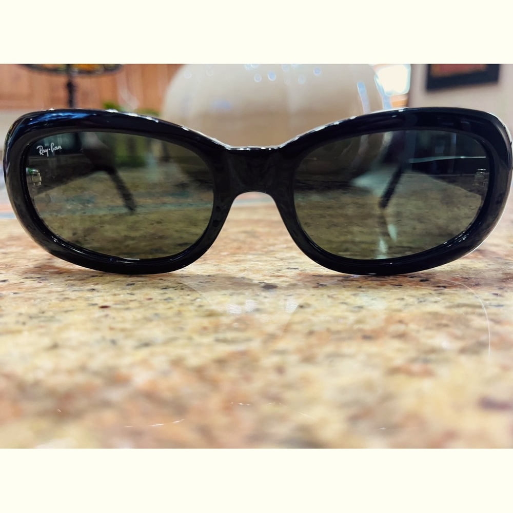Vintage looking women's Ray-Ban sunglasses Like new Black frames Rituals" RB2109